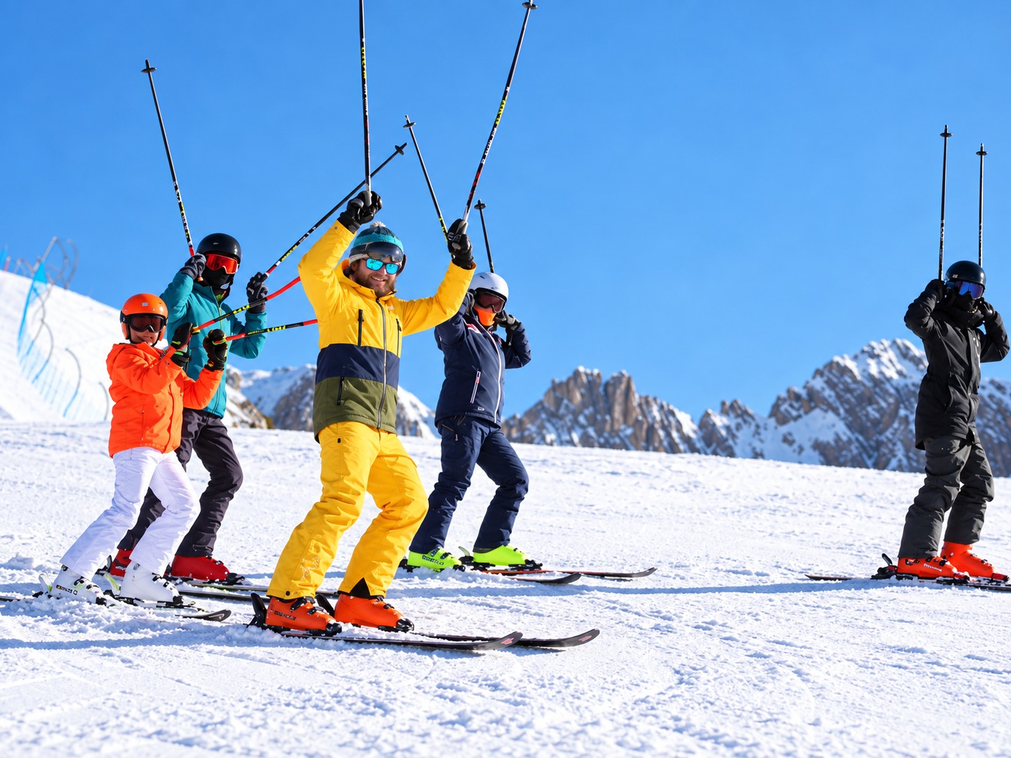 El profesor y el grupo comparten un momento alegre en la nieve